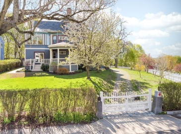 318 Metropolitan Ave, Boston, Massachusetts, 5 Bedrooms Bedrooms, 11 Rooms Rooms,2.5 BathroomsBathrooms,Residential,For Sale,Metropolitan Ave,73366575