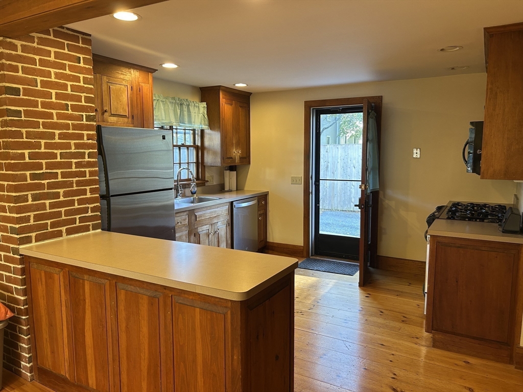 33 Woodland Street, Newburyport, Massachusetts, 1 Bedroom Bedrooms, 4 Rooms Rooms,1 BathroomBathrooms,Residential Lease,For Rent,Woodland Street,73431107