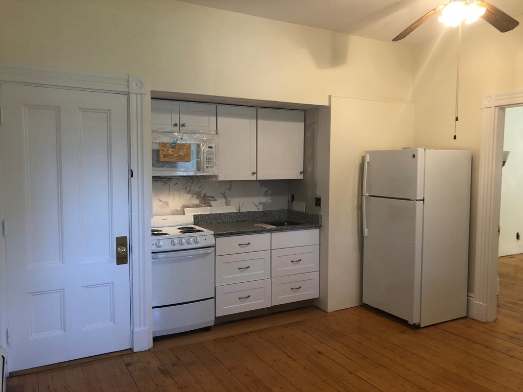 143 Pleasant Street, Woburn, Massachusetts, 1 Bedroom Bedrooms, 2 Rooms Rooms,1 BathroomBathrooms,Residential Lease,For Rent,Pleasant Street,73431401