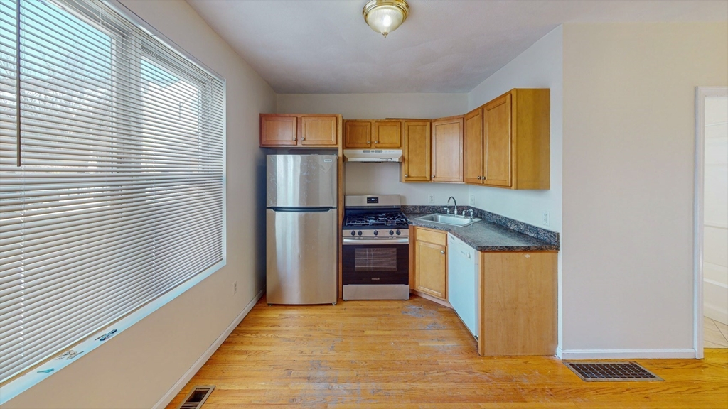 52 Brooks Street, Boston, Massachusetts, 2 Bedrooms Bedrooms, 4 Rooms Rooms,1 BathroomBathrooms,Residential Lease,For Rent,Brooks Street,73343974