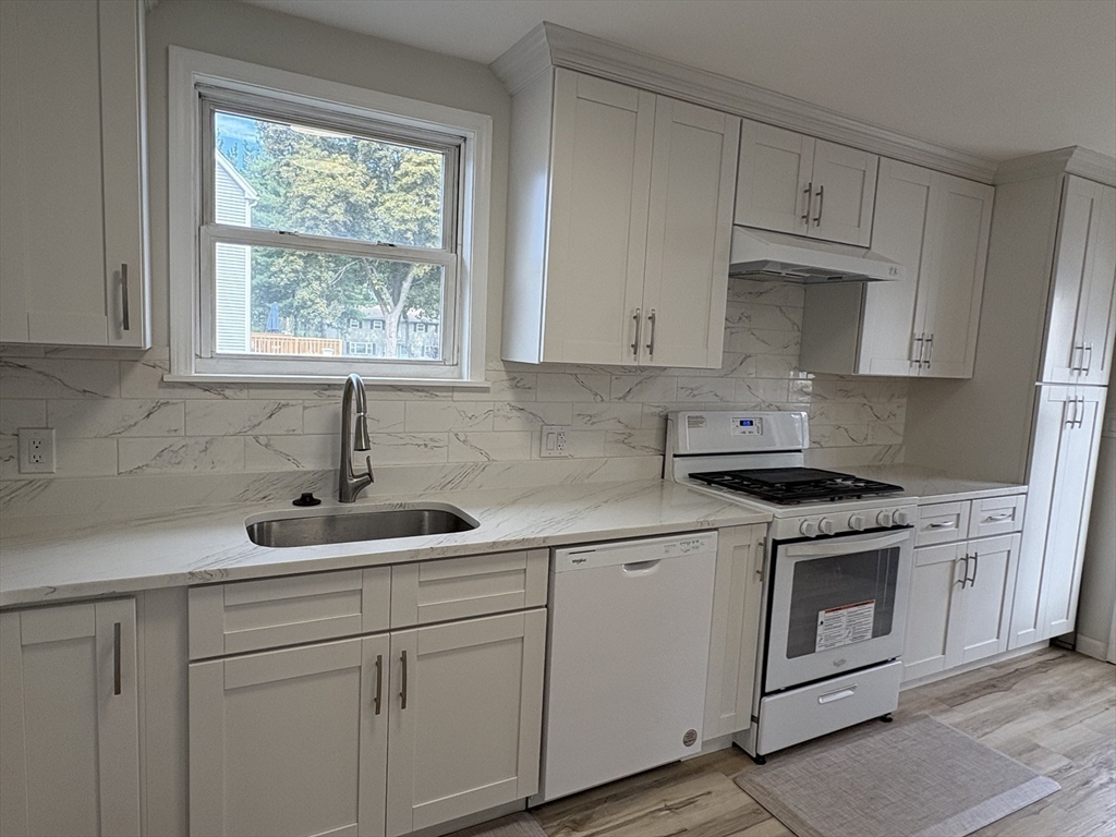 61-63 Pelham St, Methuen, Massachusetts, 3 Bedrooms Bedrooms, 5 Rooms Rooms,1.5 BathroomsBathrooms,Residential Lease,For Rent,Pelham St,73431722