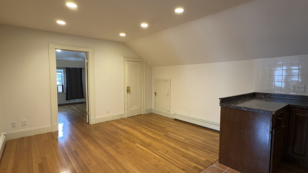 144 Winchester St, Brookline, Massachusetts, 2 Bedrooms Bedrooms, 4 Rooms Rooms,1 BathroomBathrooms,Residential Lease,For Rent,Winchester St,73432416