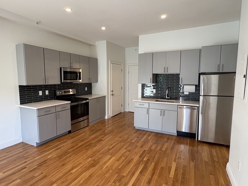 166 Newbury Street, Boston, Massachusetts, 2 Rooms Rooms,1 BathroomBathrooms,Residential Lease,For Rent,Newbury Street,73400819