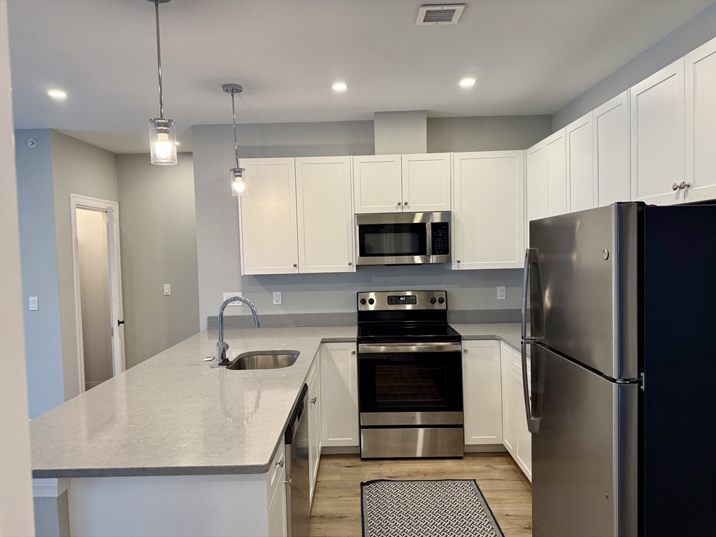 3 Burke Lane, Wellesley, Massachusetts, 2 Bedrooms Bedrooms, 5 Rooms Rooms,2 BathroomsBathrooms,Residential Lease,For Rent,Burke Lane,73401332