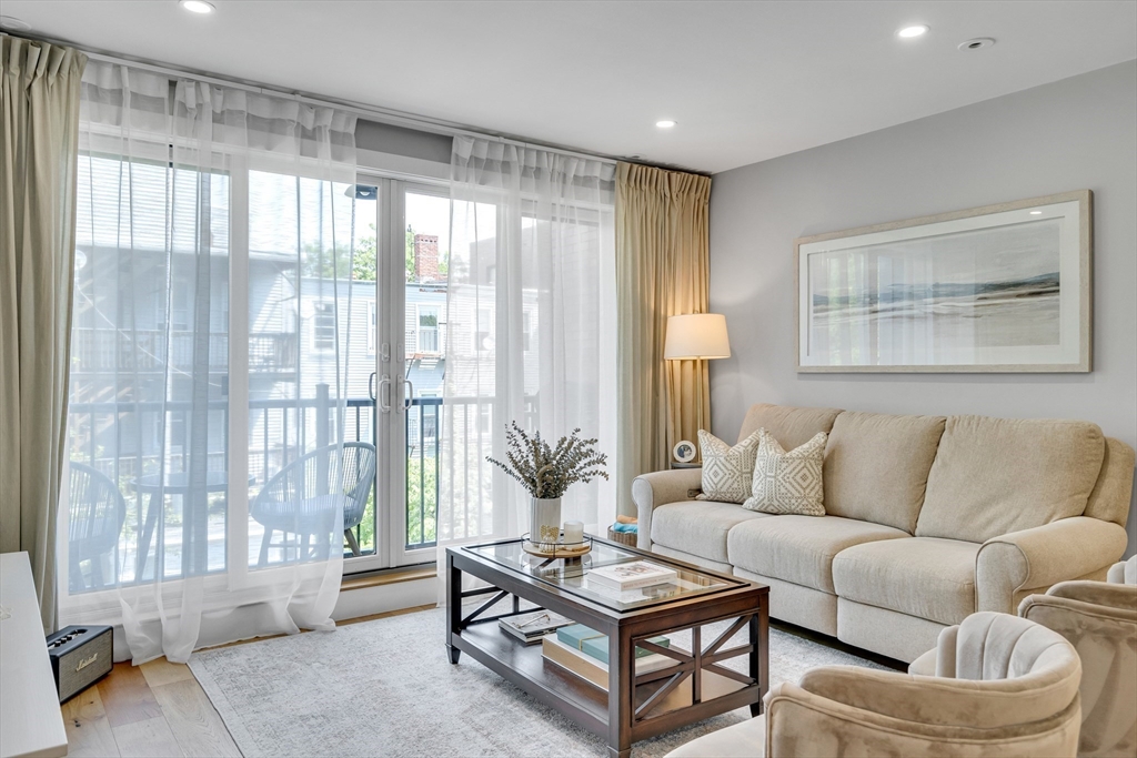 10 Everett, Boston, Massachusetts, 2 Bedrooms Bedrooms, 4 Rooms Rooms,2 BathroomsBathrooms,Residential Lease,For Rent,Everett,73407072