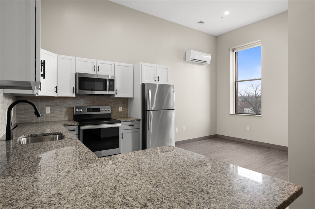 26 Broadway, Haverhill, Massachusetts, 1 Bedroom Bedrooms, 1 Room Rooms,1 BathroomBathrooms,Residential Lease,For Rent,Broadway,73433112