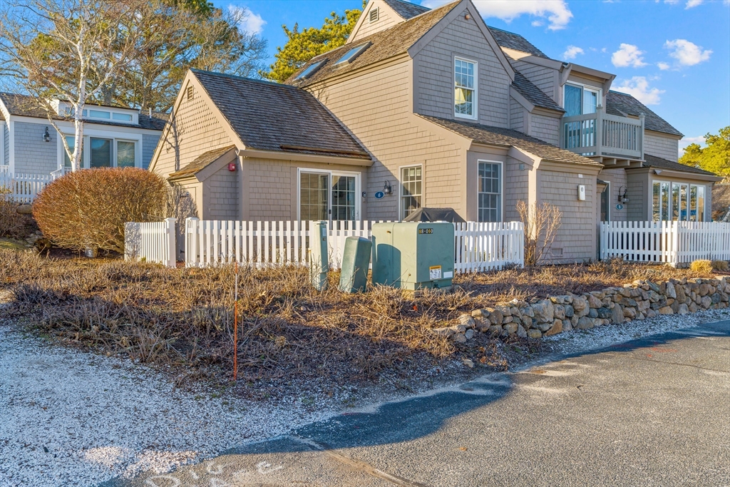 6 Hammock Pond Rd, Mashpee, Massachusetts, 2 Bedrooms Bedrooms, 5 Rooms Rooms,2 BathroomsBathrooms,Residential,For Sale,Hammock Pond Rd,73433076
