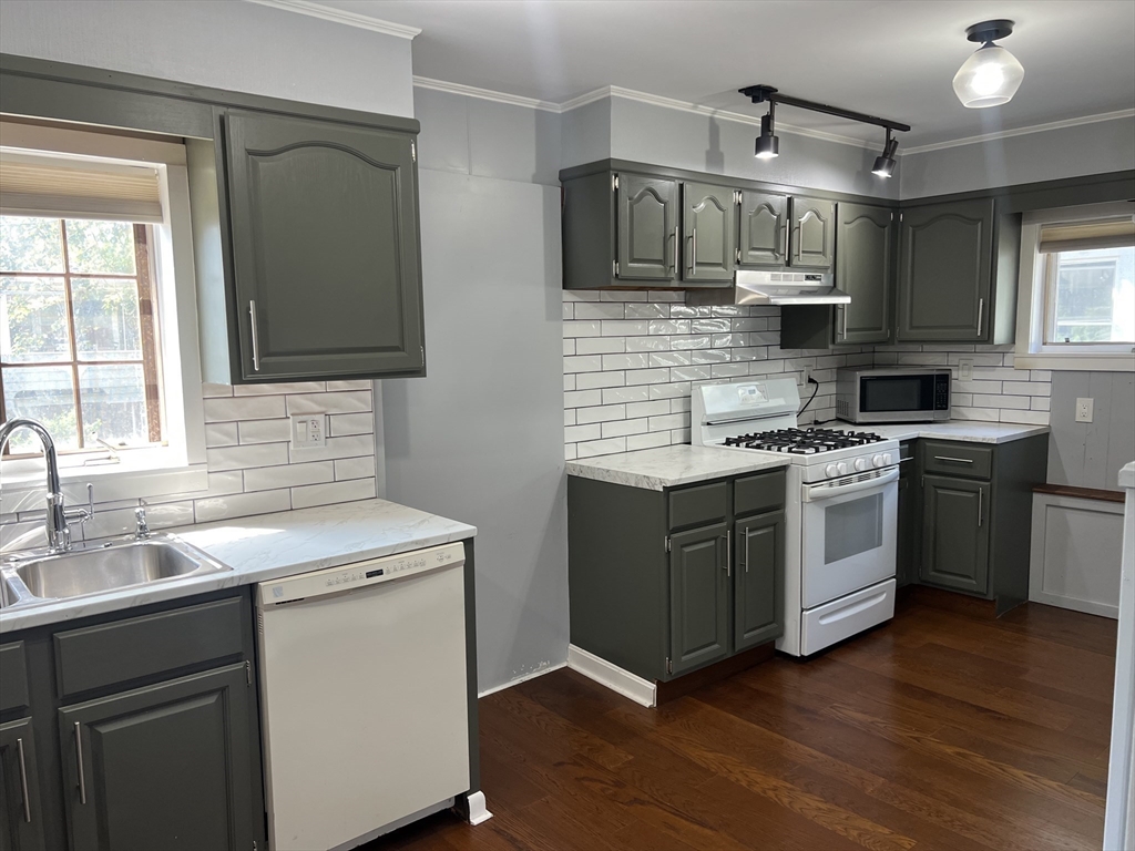 313 Pleasant St, New Bedford, Massachusetts, 3 Bedrooms Bedrooms, 7 Rooms Rooms,1 BathroomBathrooms,Residential Lease,For Rent,Pleasant St,73410469