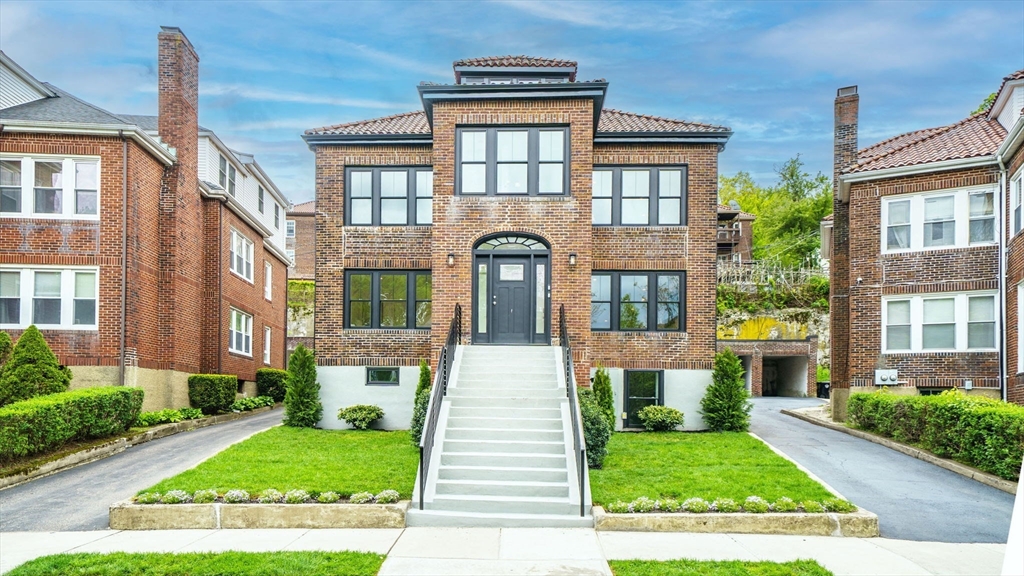 140 Columbia St, Brookline, Massachusetts, 4 Bedrooms Bedrooms, 7 Rooms Rooms,3.5 BathroomsBathrooms,Residential,For Sale,Columbia St,73372767