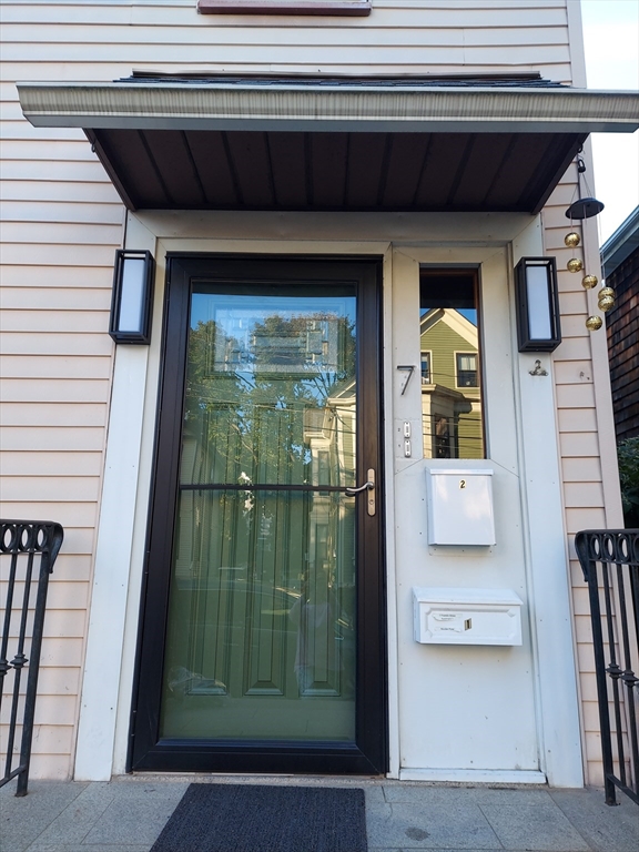 7 Franklin, Somerville, Massachusetts, 2 Bedrooms Bedrooms, 4 Rooms Rooms,1 BathroomBathrooms,Residential Lease,For Rent,Franklin,73433979