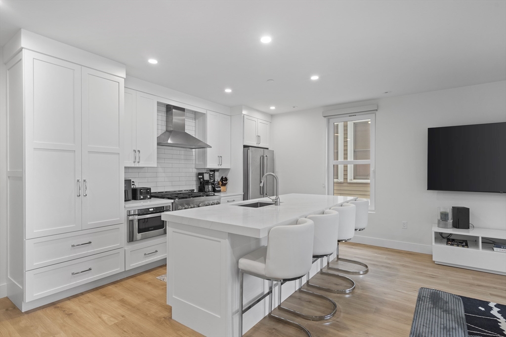 326 W Broadway, Boston, Massachusetts, 3 Bedrooms Bedrooms, 5 Rooms Rooms,2.5 BathroomsBathrooms,Residential Lease,For Rent,W Broadway,73434023