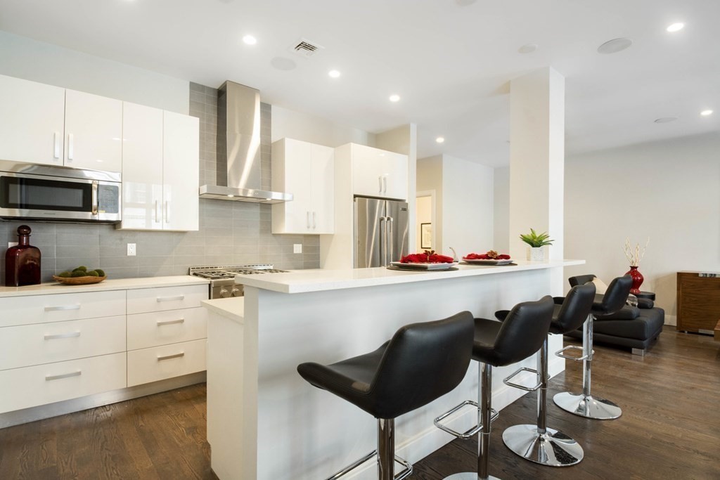 225 Dorchester Street, Boston, Massachusetts, 3 Bedrooms Bedrooms, 5 Rooms Rooms,3 BathroomsBathrooms,Residential Lease,For Rent,Dorchester Street,73434200