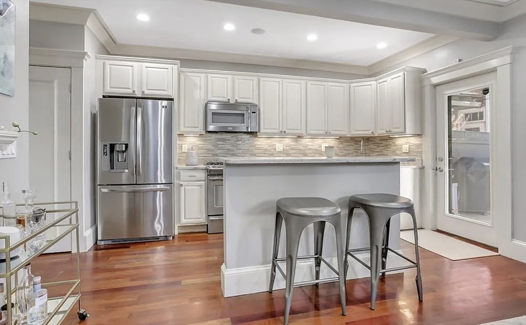 133-135 M, Boston, Massachusetts, 2 Bedrooms Bedrooms, 5 Rooms Rooms,1.5 BathroomsBathrooms,Residential Lease,For Rent,M,73434334