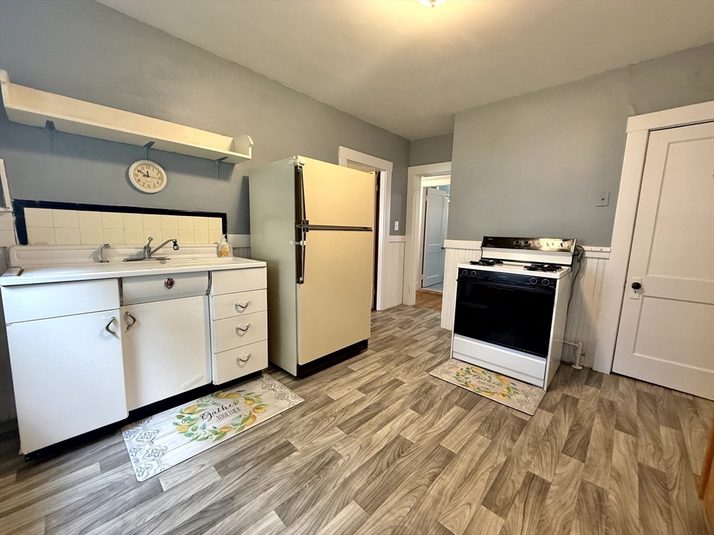 206 School St, Watertown, Massachusetts, 2 Bedrooms Bedrooms, 7 Rooms Rooms,1 BathroomBathrooms,Residential Lease,For Rent,School St,73434600