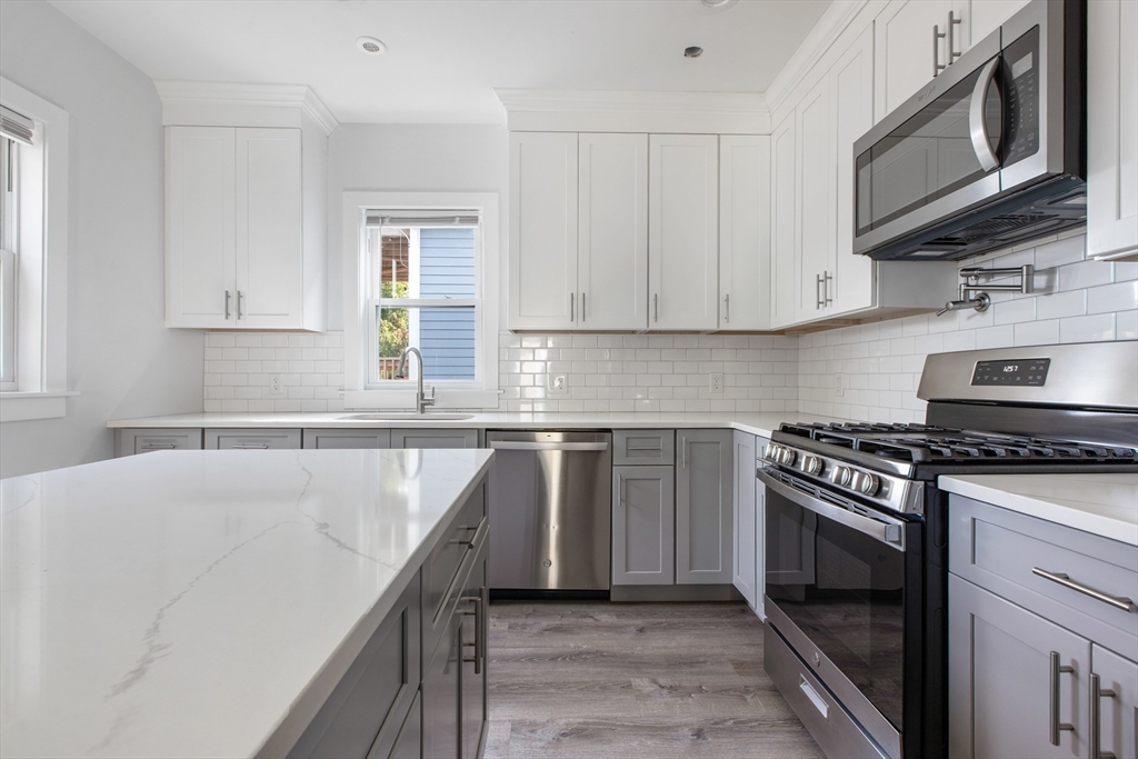 62-64 Edson, Boston, Massachusetts, 4 Bedrooms Bedrooms, 10 Rooms Rooms,3 BathroomsBathrooms,Residential Lease,For Rent,Edson,73434665