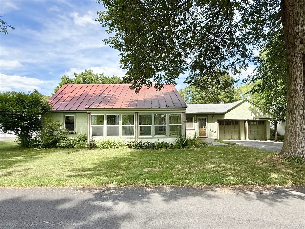 9 Eastern Ave, Deerfield, Massachusetts, 3 Bedrooms Bedrooms, 7 Rooms Rooms,2 BathroomsBathrooms,Residential,For Sale,Eastern Ave,73408610