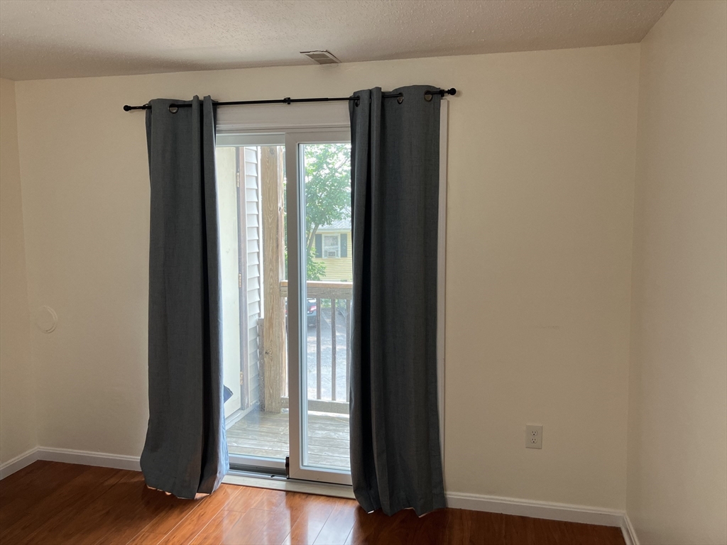 20 Powell St, Lowell, Massachusetts, 2 Bedrooms Bedrooms, 4 Rooms Rooms,1 BathroomBathrooms,Residential Lease,For Rent,Powell St,73409193