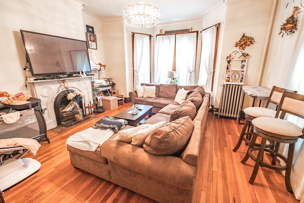 4 Hovey St, Newton, Massachusetts, 1 Bedroom Bedrooms, 3 Rooms Rooms,1 BathroomBathrooms,Residential Lease,For Rent,Hovey St,73429619