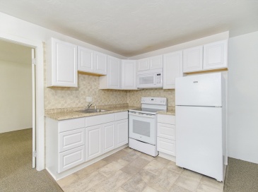 79 School Street, Webster, Massachusetts, 1 Bedroom Bedrooms, 2 Rooms Rooms,1 BathroomBathrooms,Residential Lease,For Rent,School Street,73428540