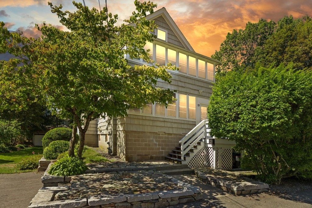 19 Wentworth Ave, Stoughton, Massachusetts, 5 Bedrooms Bedrooms, 10 Rooms Rooms,2 BathroomsBathrooms,Residential Income,For Sale,Wentworth Ave,73422081