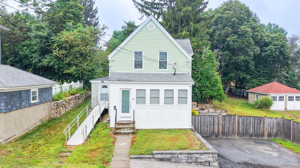 18 Marion St, Hudson, Massachusetts, 2 Bedrooms Bedrooms, 9 Rooms Rooms,2 BathroomsBathrooms,Residential Income,For Sale,Marion St,73415076