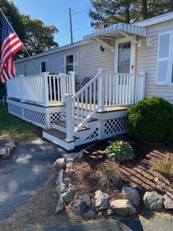 251 Newbury, Peabody, Massachusetts, 2 Bedrooms Bedrooms, 4 Rooms Rooms,1 BathroomBathrooms,Residential,For Sale,Newbury,73383794