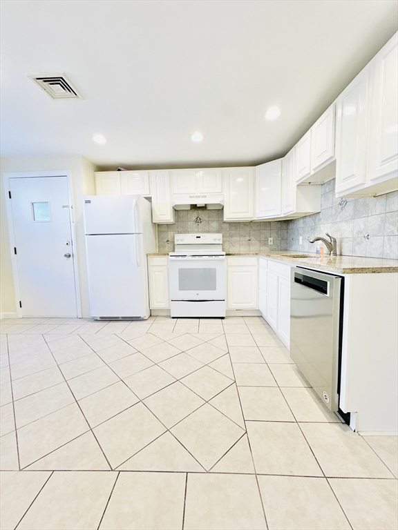 1 Lawndale Ave, Saugus, Massachusetts, 2 Bedrooms Bedrooms, 5 Rooms Rooms,1 BathroomBathrooms,Residential Lease,For Rent,Lawndale Ave,73436468