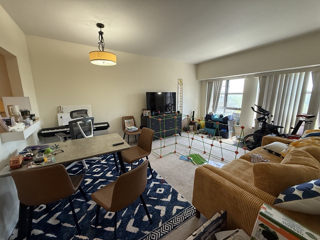 931 Massachusetts Ave, Cambridge, Massachusetts, 1 Bedroom Bedrooms, 5 Rooms Rooms,1.5 BathroomsBathrooms,Residential Lease,For Rent,Massachusetts Ave,73398481