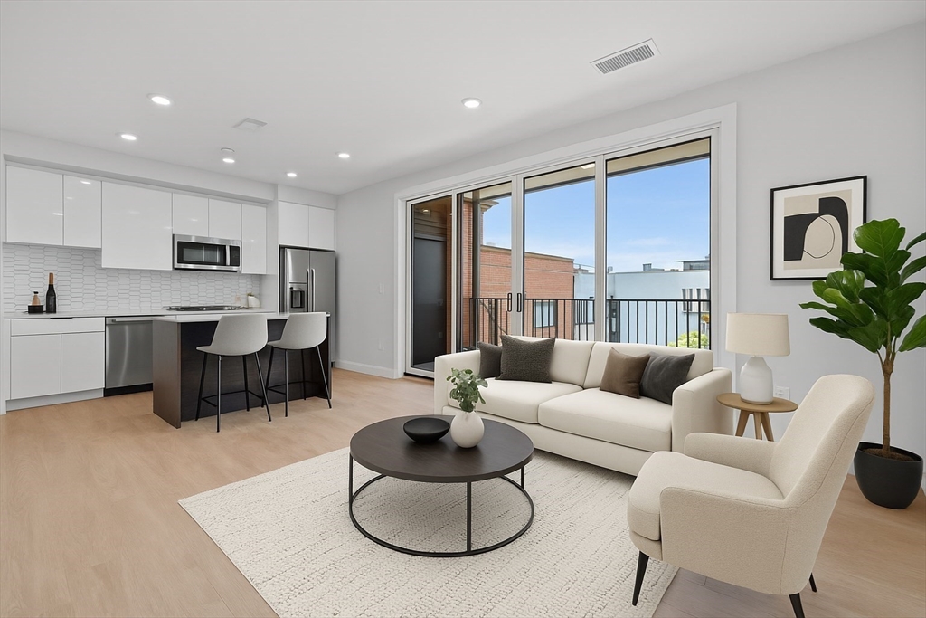 277 Border Street, Boston, Massachusetts, 2 Bedrooms Bedrooms, 3 Rooms Rooms,1 BathroomBathrooms,Residential Lease,For Rent,Border Street,73420749