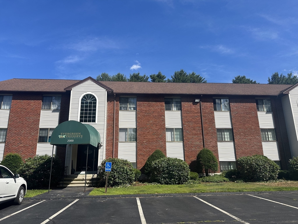 2000 Skyline Drive, Lowell, Massachusetts, 2 Bedrooms Bedrooms, 4 Rooms Rooms,1 BathroomBathrooms,Residential Lease,For Rent,Skyline Drive,73408672