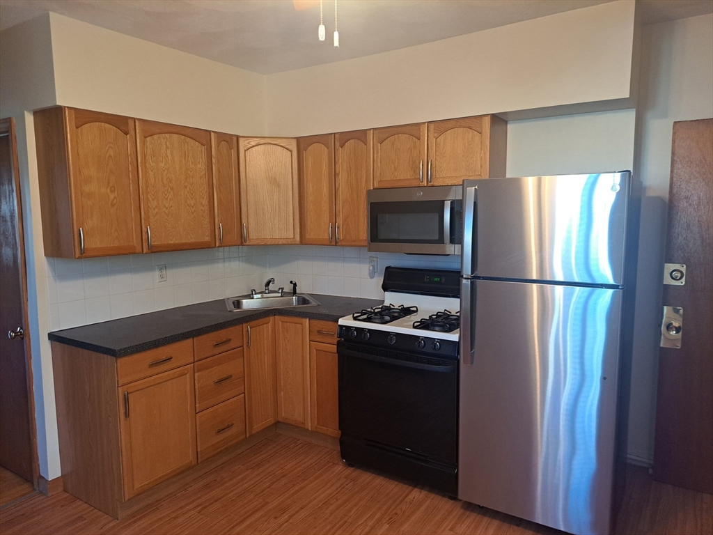 84 Hampshire St, Cambridge, Massachusetts, 2 Bedrooms Bedrooms, 4 Rooms Rooms,1 BathroomBathrooms,Residential Lease,For Rent,Hampshire St,73436957
