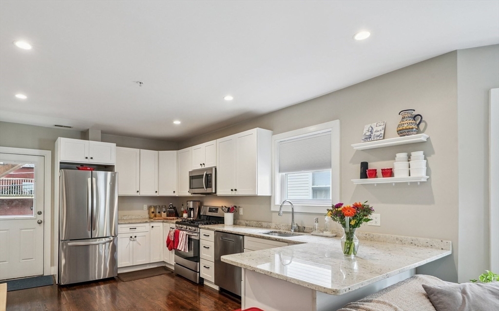 40 Stockton St., Boston, Massachusetts, 3 Bedrooms Bedrooms, 5 Rooms Rooms,2 BathroomsBathrooms,Residential Lease,For Rent,Stockton St.,73429354