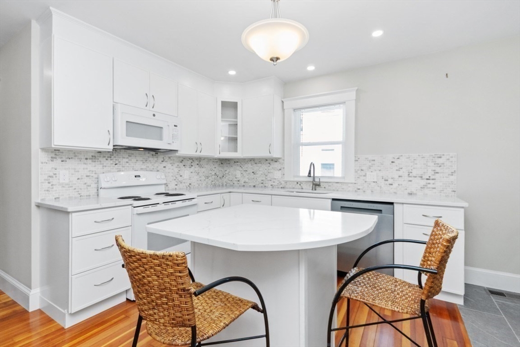 41-43 Elliot St, Norwood, Massachusetts, 2 Bedrooms Bedrooms, 5 Rooms Rooms,1 BathroomBathrooms,Residential Lease,For Rent,Elliot St,73419727