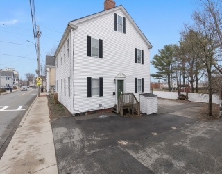 129-135 Water St, Newburyport, Massachusetts, 6 Bedrooms Bedrooms, 11 Rooms Rooms,4.5 BathroomsBathrooms,Residential Income,For Sale,Water St,73352996