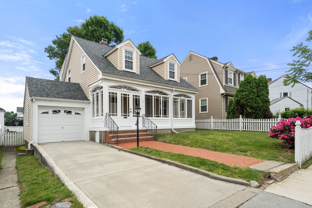 19 Banks St, Winthrop, Massachusetts, 3 Bedrooms Bedrooms, 6 Rooms Rooms,1 BathroomBathrooms,Residential,For Sale,Banks St,73388954