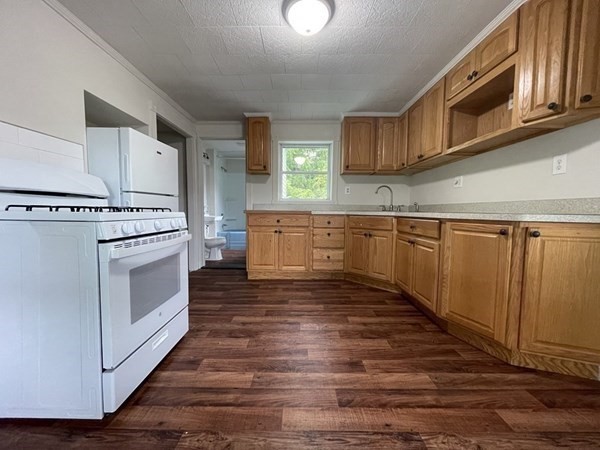 29 Goddard, Fitchburg, Massachusetts, 5 Bedrooms Bedrooms, 9 Rooms Rooms,1 BathroomBathrooms,Residential Lease,For Rent,Goddard,73437077