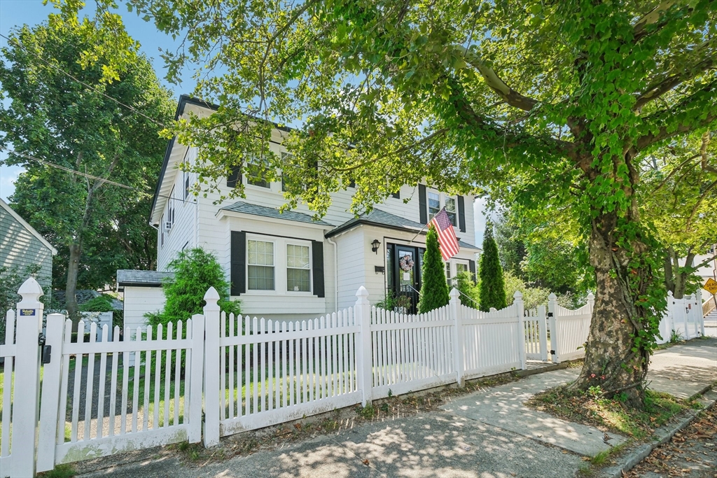 92 Hume Ave, Medford, Massachusetts, 6 Bedrooms Bedrooms, 12 Rooms Rooms,2.5 BathroomsBathrooms,Residential Income,For Sale,Hume Ave,73417968