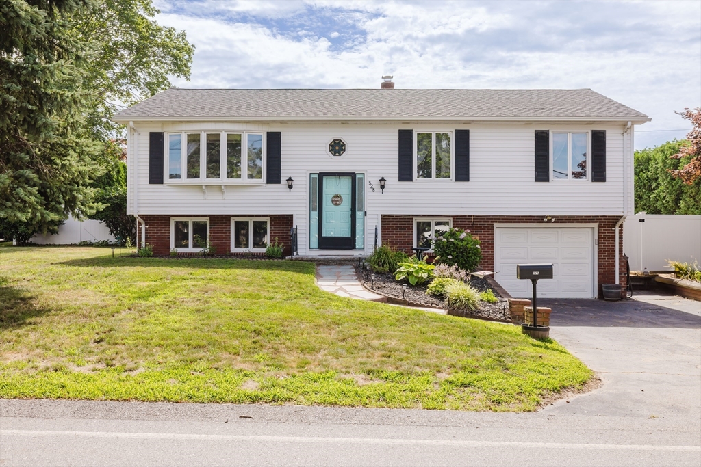 528 Regan Rd, Somerset, Massachusetts, 3 Bedrooms Bedrooms, 7 Rooms Rooms,2 BathroomsBathrooms,Residential,For Sale,Regan Rd,73406839