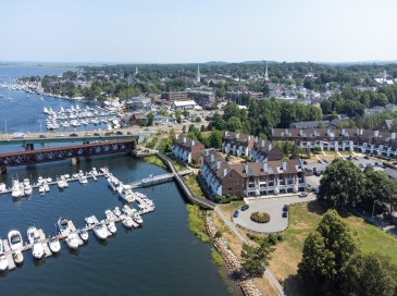 126 Merrimac St, Newburyport, Massachusetts, 3 Bedrooms Bedrooms, 6 Rooms Rooms,2.5 BathroomsBathrooms,Residential,For Sale,Merrimac St,73347638