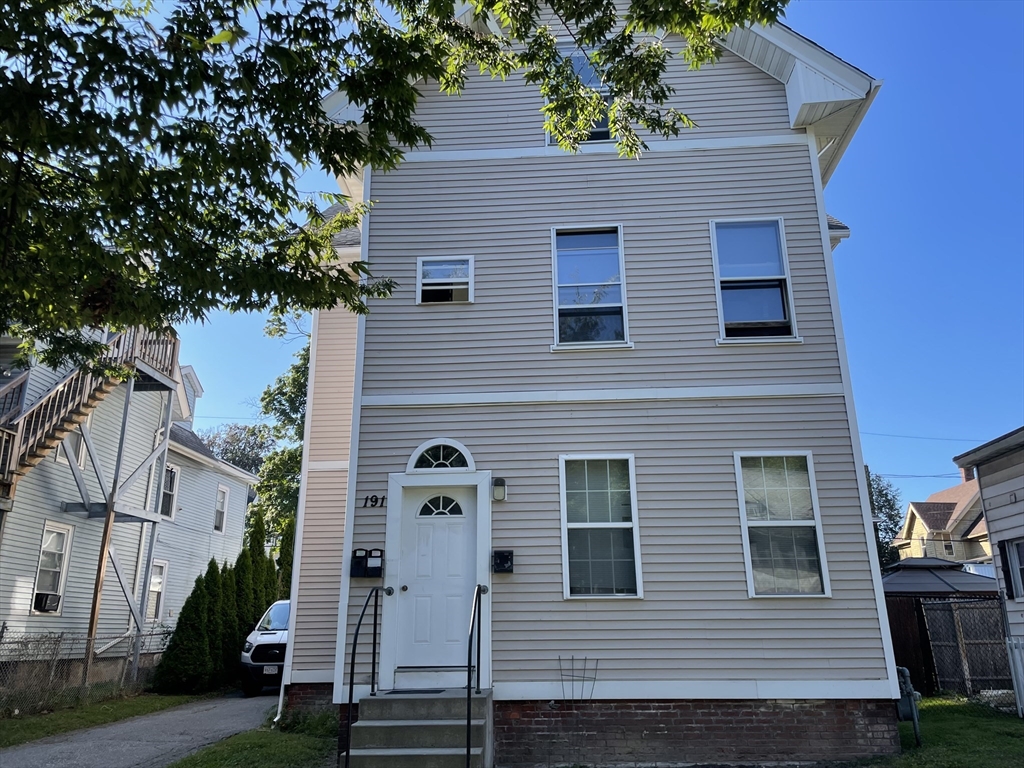 191 Walnut St, Holyoke, Massachusetts, 2 Bedrooms Bedrooms, 4 Rooms Rooms,1 BathroomBathrooms,Residential Lease,For Rent,Walnut St,73432944