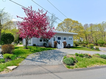 16 Warwick Rd, Gloucester, Massachusetts, 3 Bedrooms Bedrooms, 6 Rooms Rooms,1.5 BathroomsBathrooms,Residential Lease,For Rent,Warwick Rd,73433486