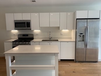 250 Meridian Street, Boston, Massachusetts, 1 Bedroom Bedrooms, 3 Rooms Rooms,1 BathroomBathrooms,Residential Lease,For Rent,Meridian Street,73406880
