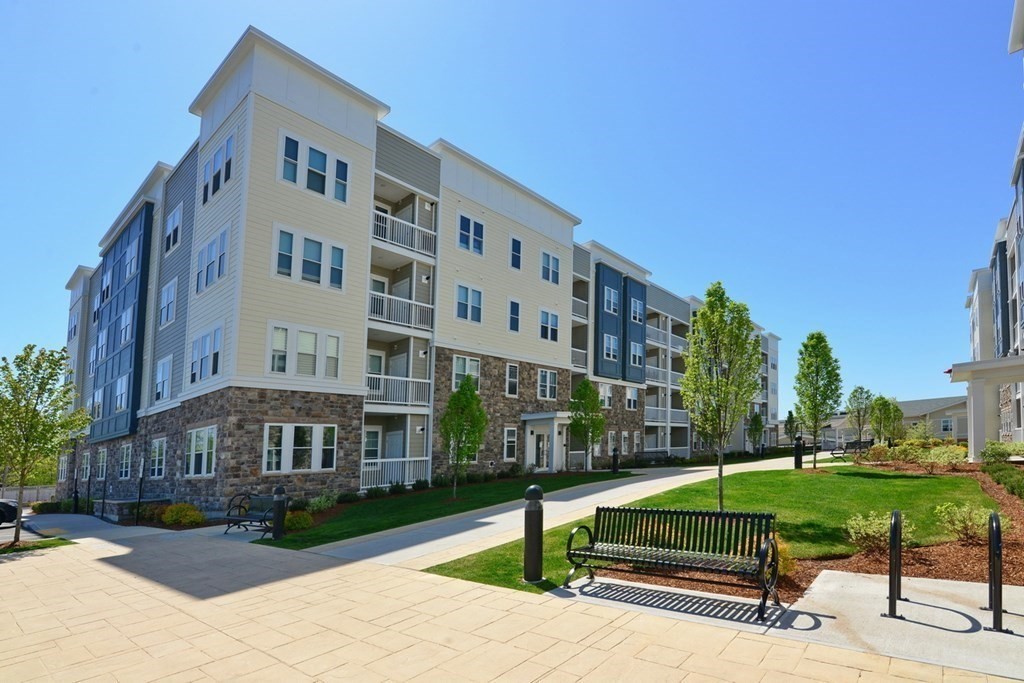 130 University Ave, Westwood, Massachusetts, 2 Bedrooms Bedrooms, 5 Rooms Rooms,2 BathroomsBathrooms,Residential,For Sale,University Ave,73417873