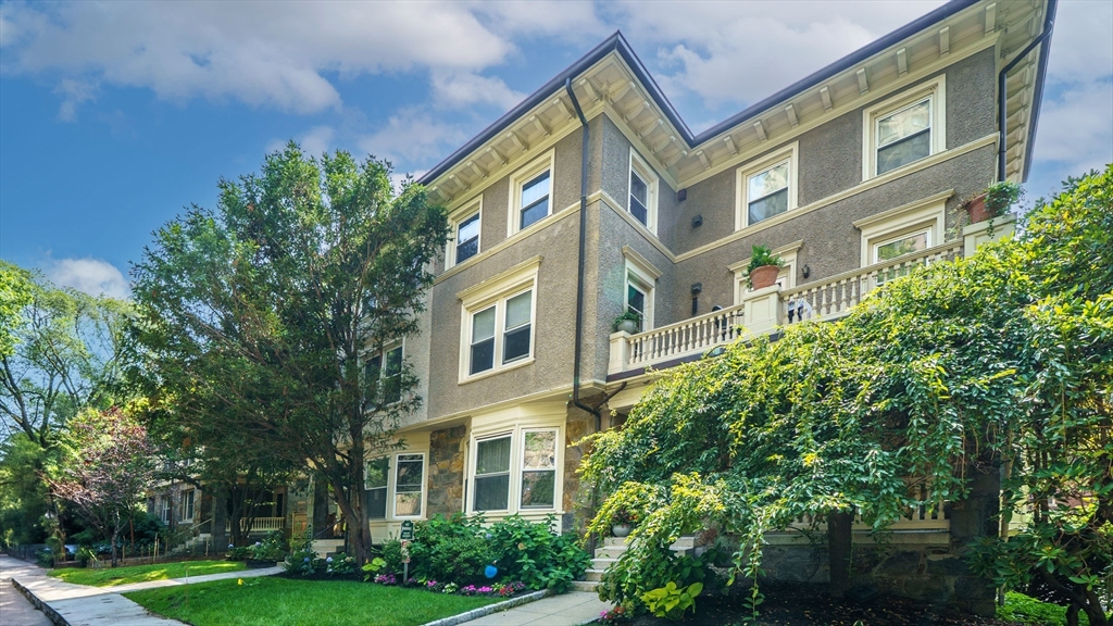 21 Regent Cir, Brookline, Massachusetts, 2 Bedrooms Bedrooms, 3 Rooms Rooms,1 BathroomBathrooms,Residential Lease,For Rent,Regent Cir,73439079