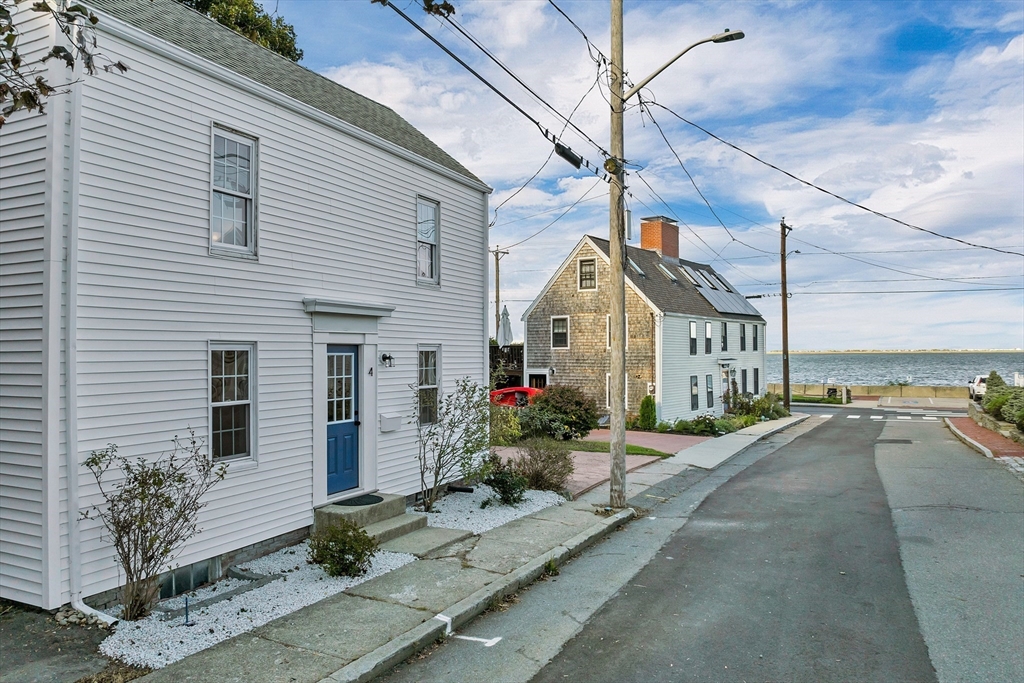 4 Neptune Street, Newburyport, Massachusetts, 2 Bedrooms Bedrooms, 6 Rooms Rooms,1.5 BathroomsBathrooms,Residential Lease,For Rent,Neptune Street,73439197