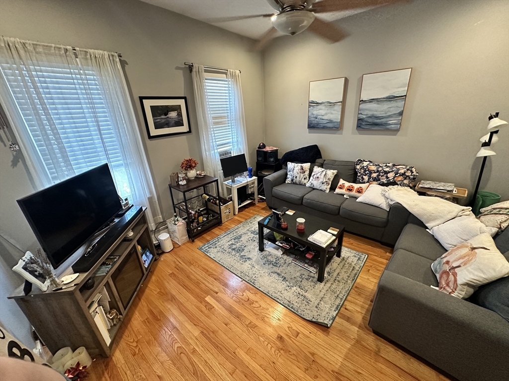 423 East 3rd St, Boston, Massachusetts, 2 Bedrooms Bedrooms, 4 Rooms Rooms,1 BathroomBathrooms,Residential Lease,For Rent,East 3rd St,73439404