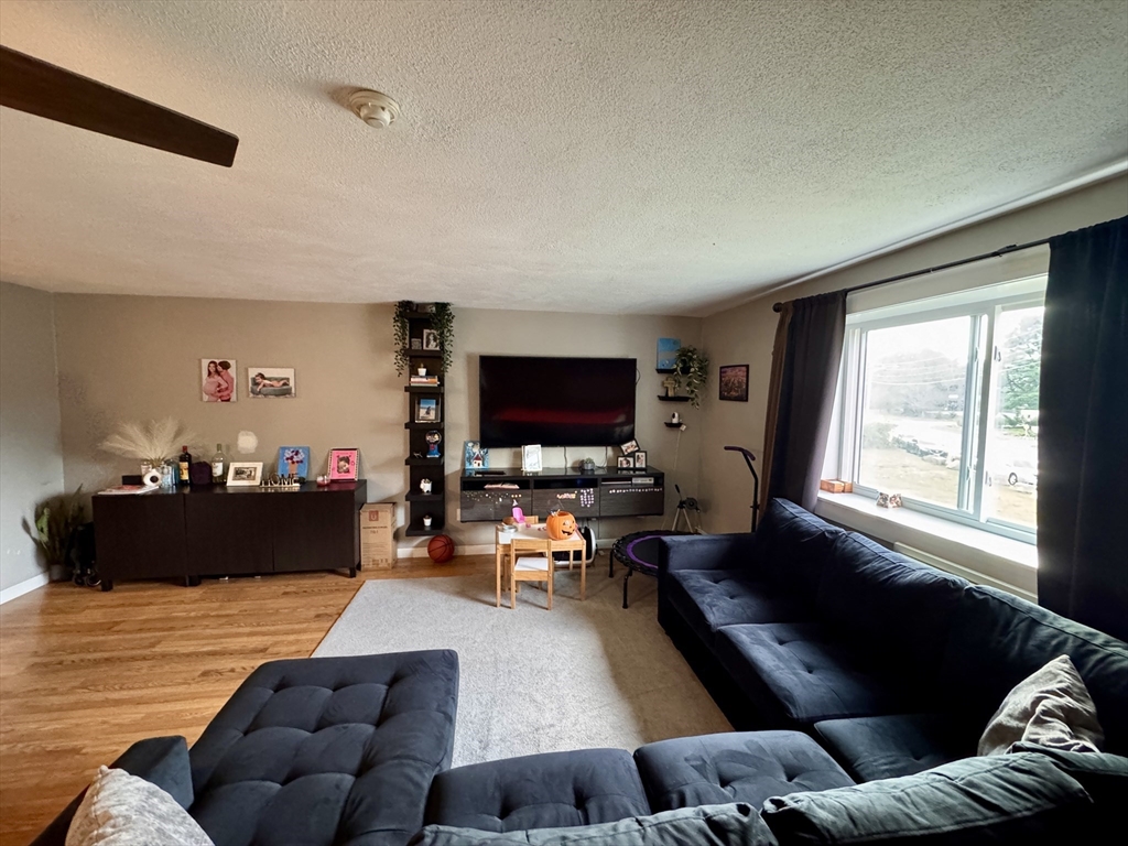 215 Winter Street, Weymouth, Massachusetts, 2 Bedrooms Bedrooms, 4 Rooms Rooms,1 BathroomBathrooms,Residential Lease,For Rent,Winter Street,73421598