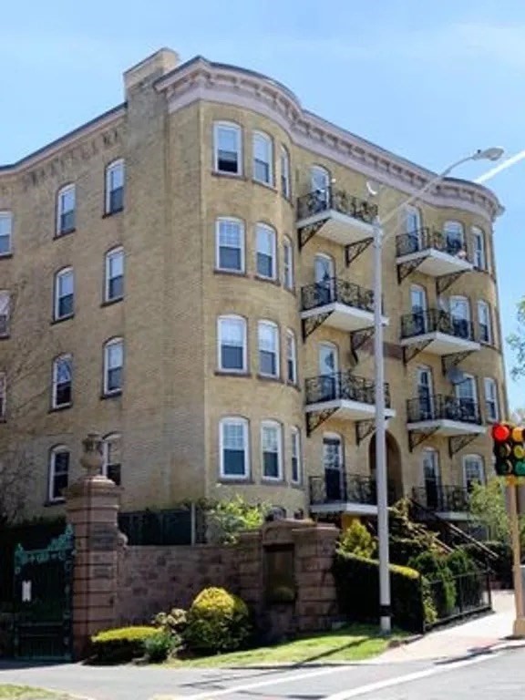 175 Maple St, Springfield, Massachusetts, 4 Bedrooms Bedrooms, 6 Rooms Rooms,1 BathroomBathrooms,Residential Lease,For Rent,Maple St,73439842