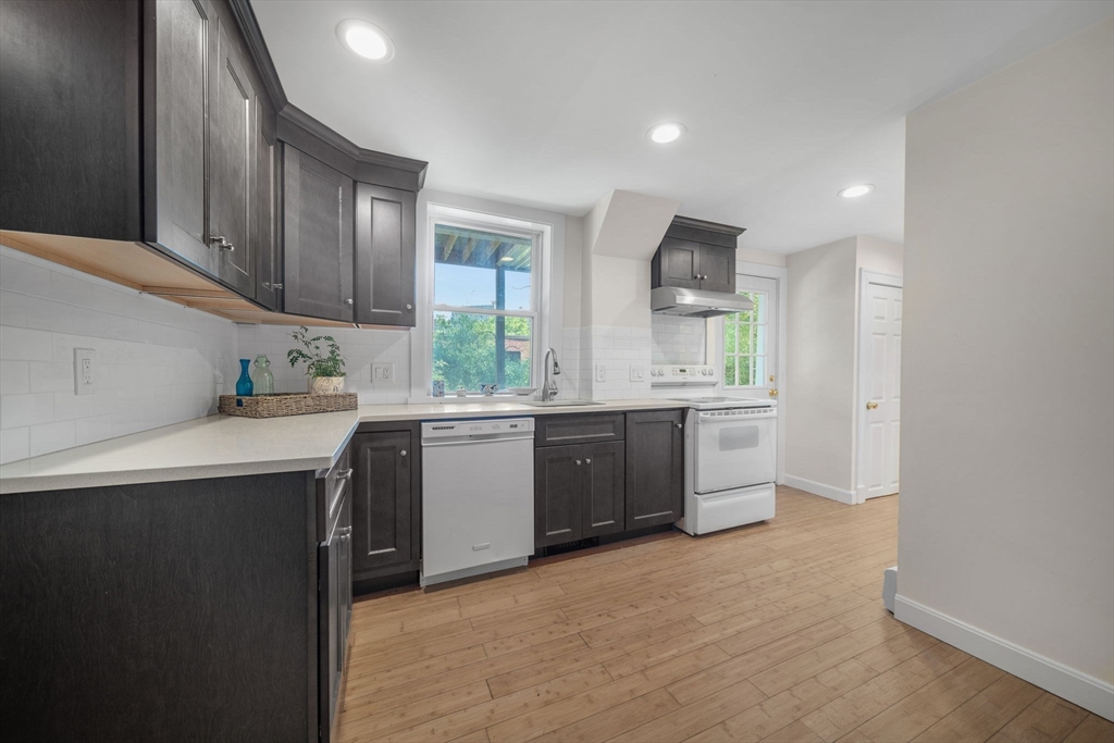 74 University, Brookline, Massachusetts, 1 Bedroom Bedrooms, 3 Rooms Rooms,1 BathroomBathrooms,Residential Lease,For Rent,University,73439859