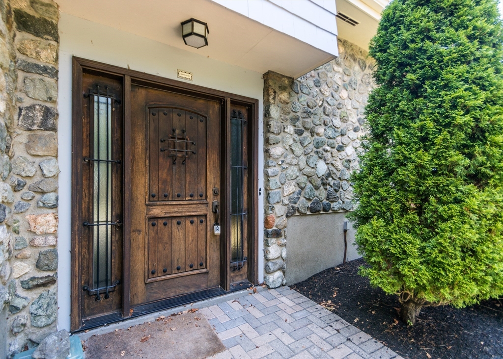 56 Rosewood, Waltham, Massachusetts, 4 Bedrooms Bedrooms, 8 Rooms Rooms,2.5 BathroomsBathrooms,Residential Lease,For Rent,Rosewood,73398184